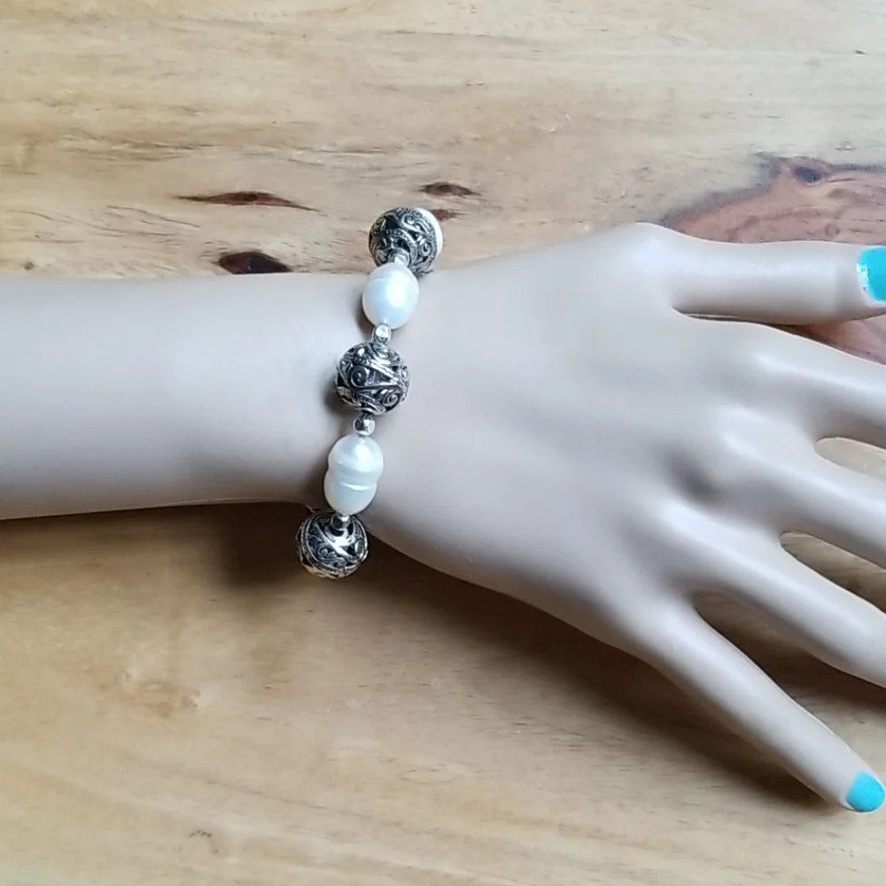 NWT Hand Crafted Freshwater Pearl Silvertone Beaded Bracelet
